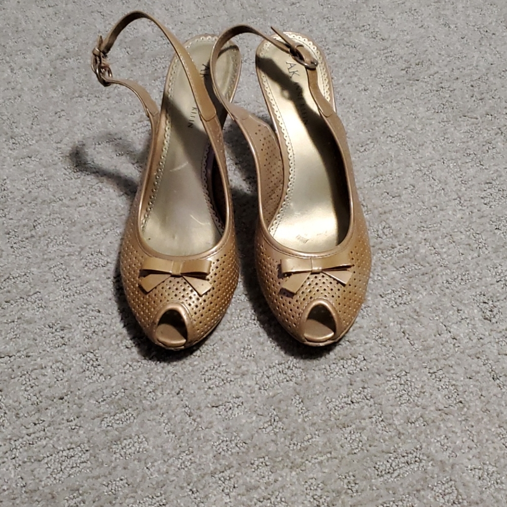 Beige heals